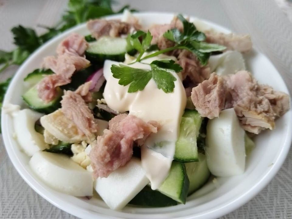 Тунец под парусами кулинарной простоты: как создать идеальный салат за считанные минуты