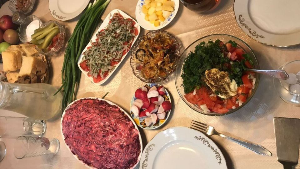 Как организовать праздничный стол без лишних затрат: секреты опытных хозяек