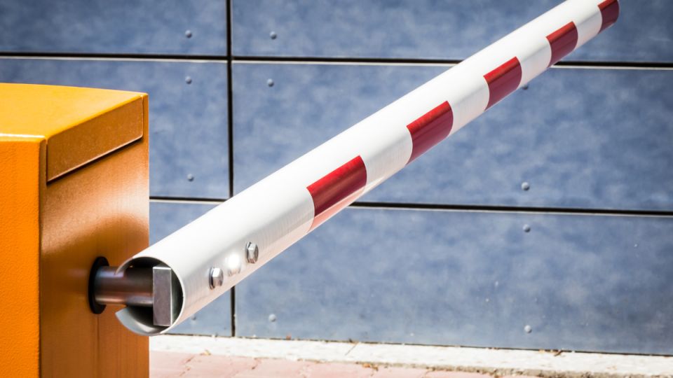 Шлагбаум перед домом: разногласия и судебные баталии