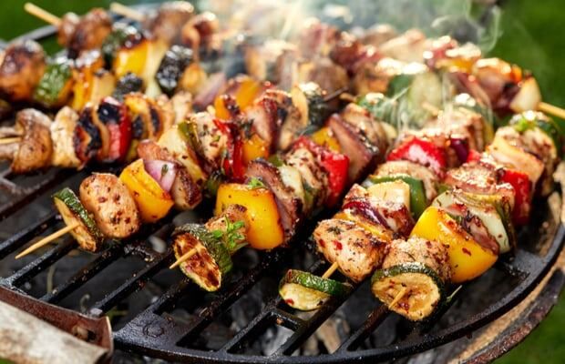 Как приготовить шашлык, который покорит даже самых взыскательных гурманов: секреты и оригинальные рецепты