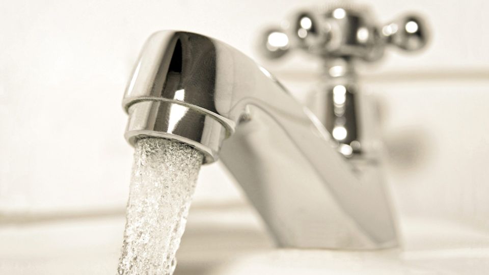 Клинеры всегда натирают смесители копеечным средством: налет не появляется неделями