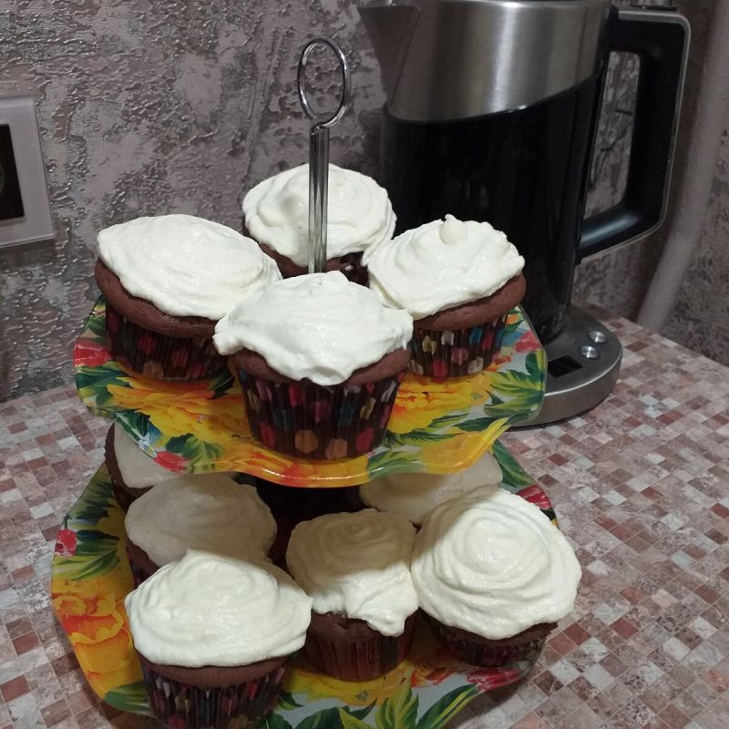 Пушистые капкейки на кефире с ярким шоколадным драже и воздушным творожным кремом