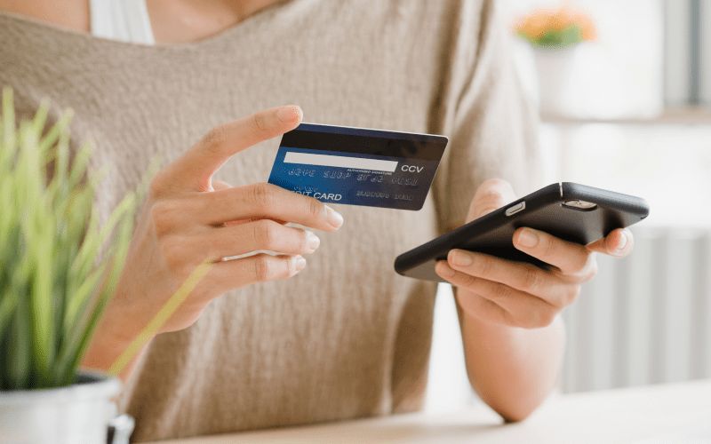 Как избежать блокировки карты при переводе денег родственникам и друзьям