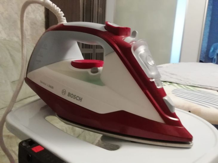 Хитрый способ быстрого очищения утюга: понадобится только минеральная вода