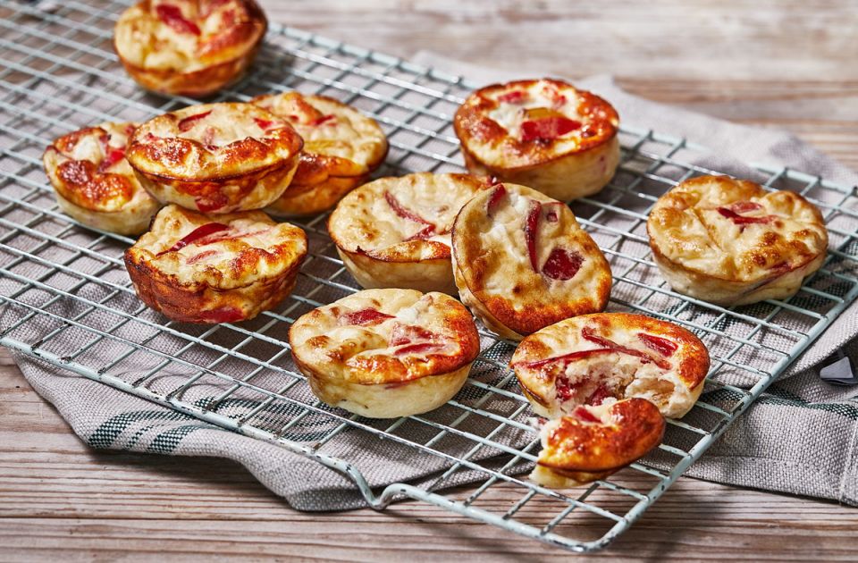 Мини-кексы с яйцом и жареным перцем: быстрое решение для перекусов