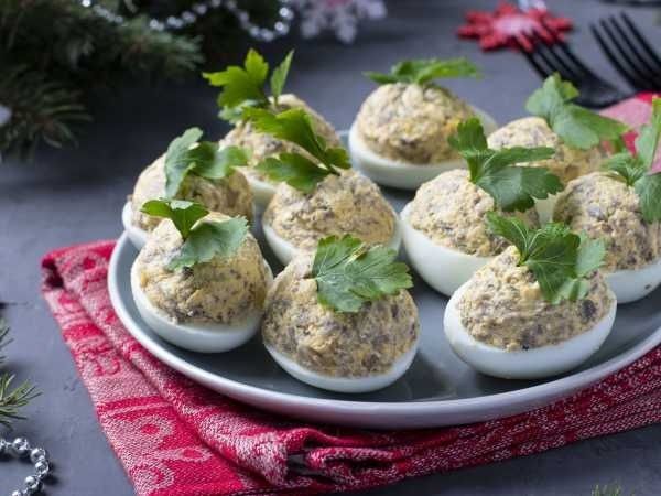 Яйца, фаршированные грибами и сыром: закуска, которая украсит ваш стол
