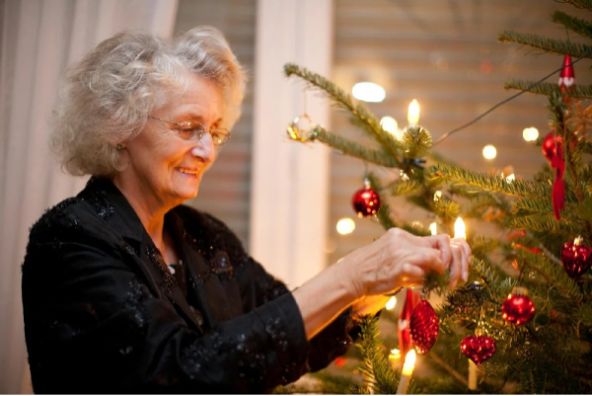 Пенсионеры на пороге зимних праздников: что ждать от новых выплат и мер поддержки