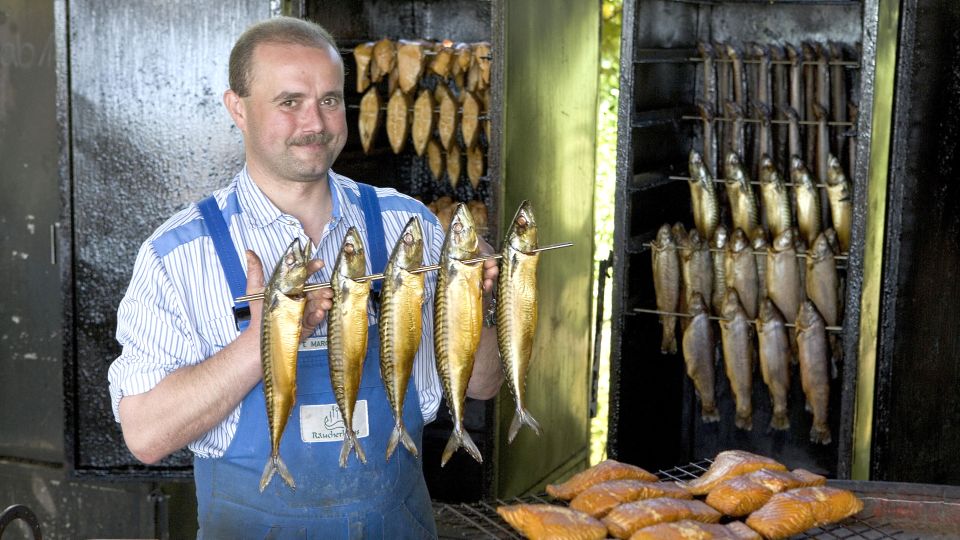 «Умельцы могут»: как коптить рыбу, чтобы она не пересохла