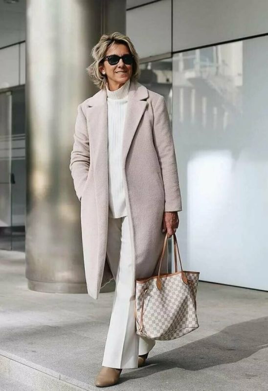 Зимний стиль для женщин 50-60 лет: модные тенденции 2025 года