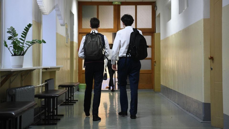 Слухи о патриотической музыке вместо звонков: новые правила для российских школ