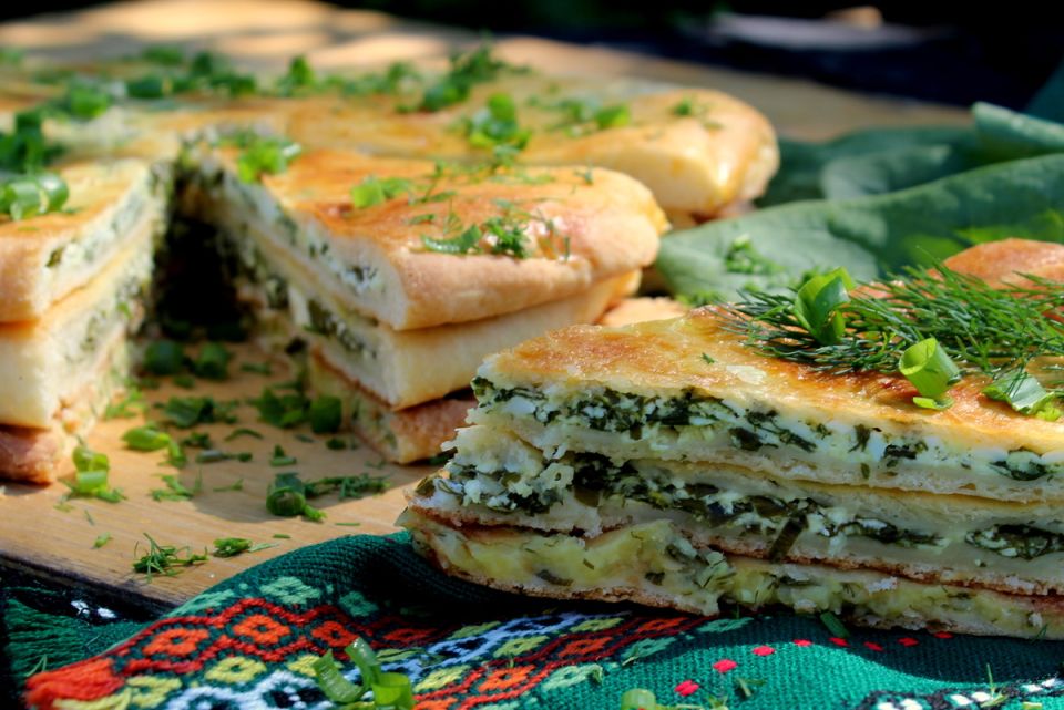 Пироги с сыром и зеленью по-осетински: идеальное блюдо для осенних посиделок