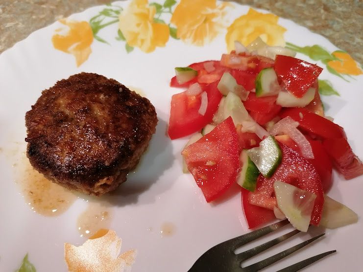 Куриные котлеты с начинкой: легкость, вкус и стильный ужин