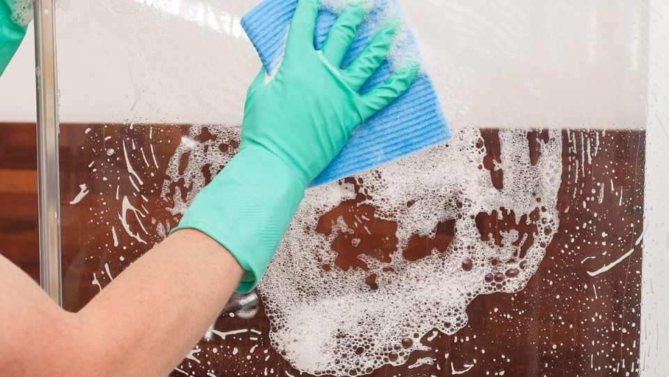 Секрет чистоты душевой кабины: как избавиться от налета и плесени с помощью простых ингредиентов