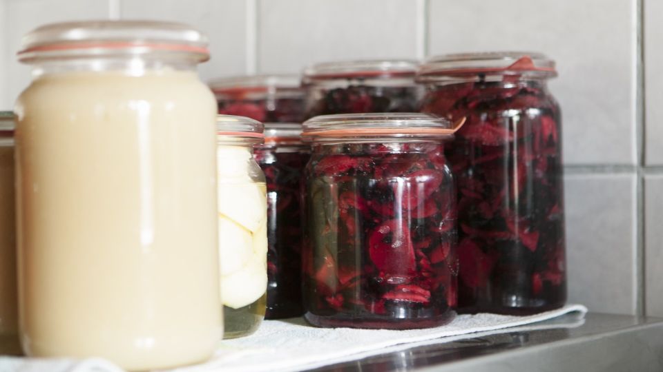 Эту хитрость знают немногие: банки из-под консервации больше не будут неприятно пахнуть