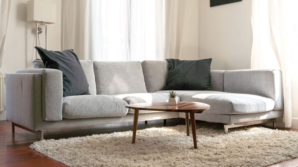 Не стоит чистить диван этими средствами: сделаете только хуже