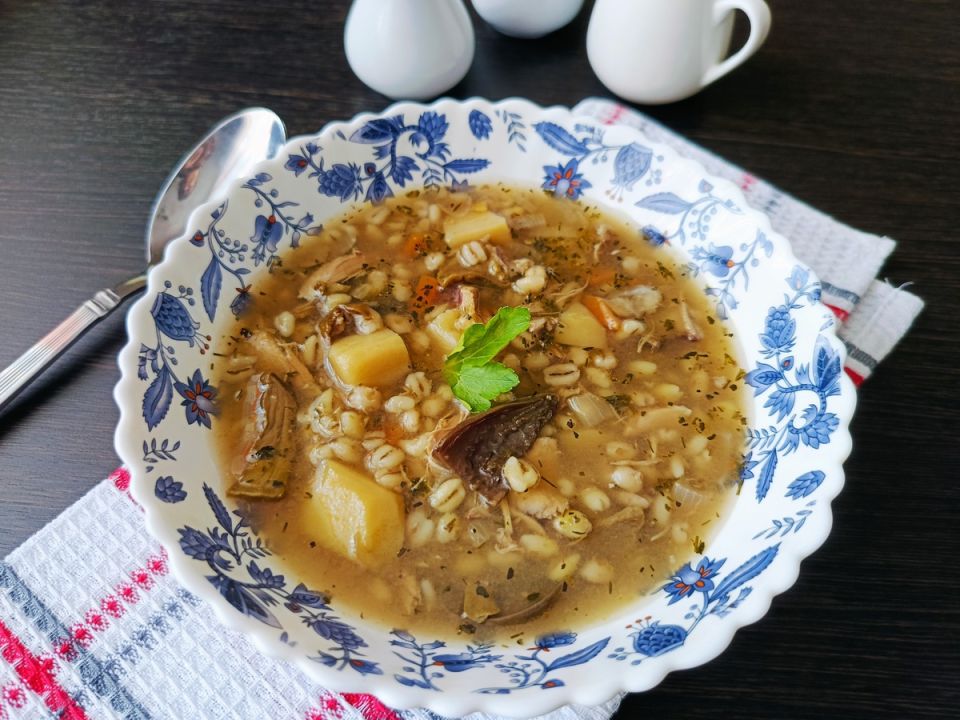 Наследие лесных грибов: идеальный грибной суп с перловкой на вашем столе