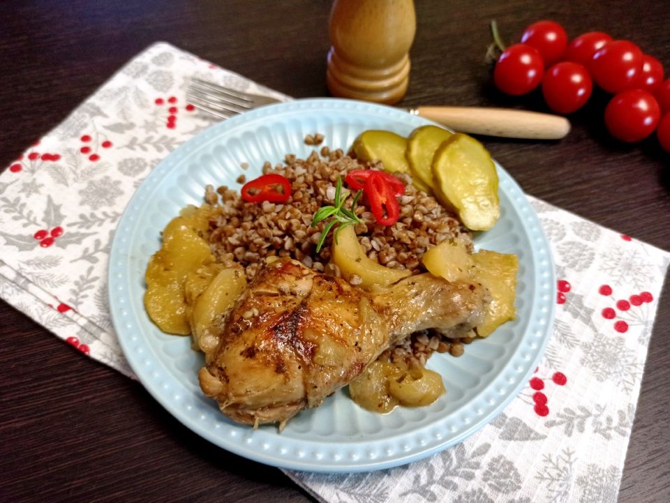 Необычное сочетание: как яблоки подчеркивают вкус куриных ножек на сковороде