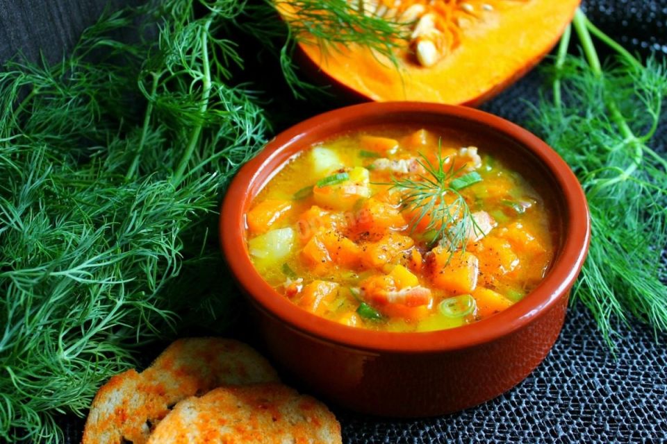 Согревающий тыквенный суп с беконом для холодных вечеров