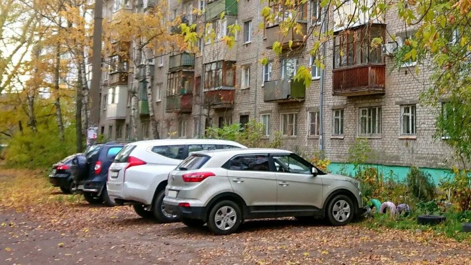 Запрет парковки под окнами: как защитить свои права по новым правилам 2026 года