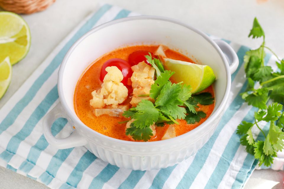 Редакционная заметка: как простой кокосовый карри суп с белой рыбой и цветной капустой становится живым сценарием повседневной кухни