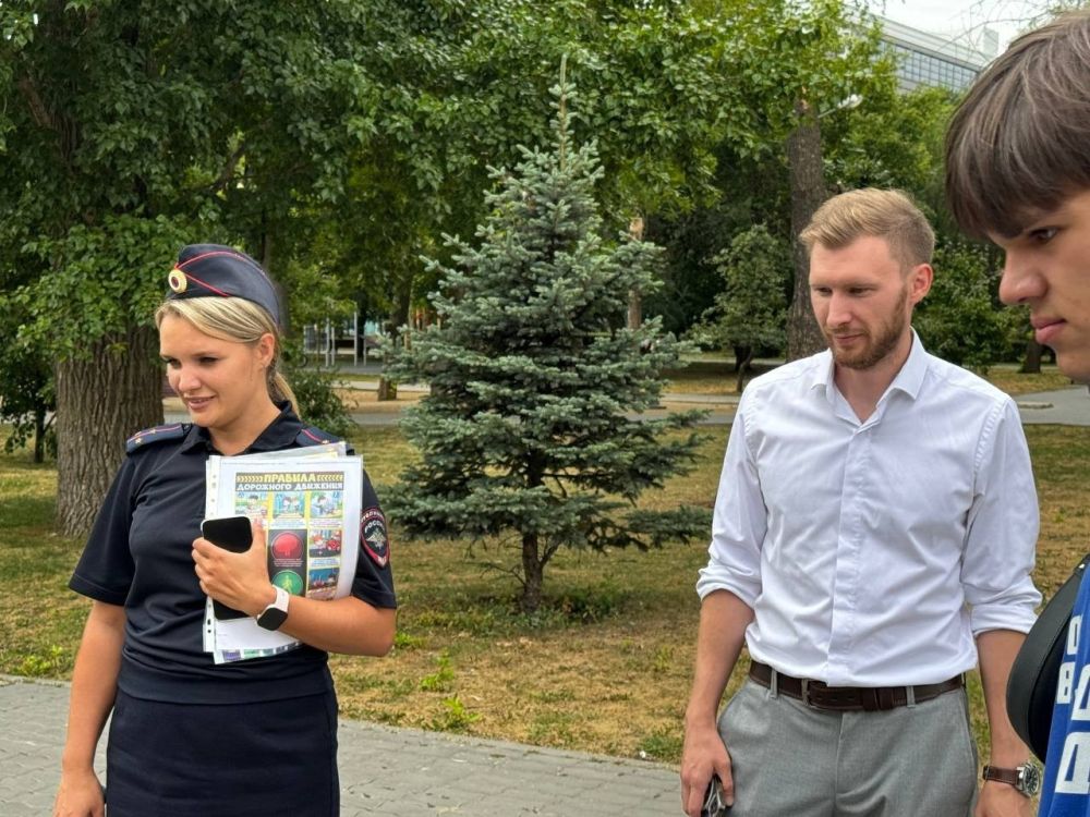 В Энгельсе рейд #БезопасныйДвухколёсныйТранспорт совместно провели член Общественного совета при МУ МВД России «Энгельсское» Юрий Василенко и старший лейтенант полиции Наталья Грицюта как представитель Госавтоинспекции