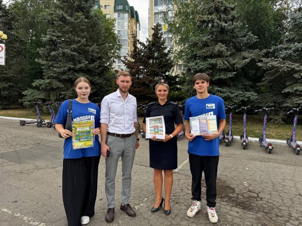 В Энгельсе рейд #БезопасныйДвухколёсныйТранспорт совместно провели член Общественного совета при МУ МВД России «Энгельсское» Юрий Василенко и старший лейтенант полиции Наталья Грицюта как представитель Госавтоинспекции