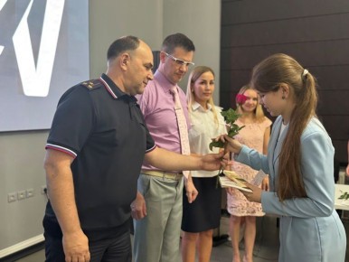 В преддверии Дня России юным жителям Саратова в торжественной обстановке вручили паспорта
