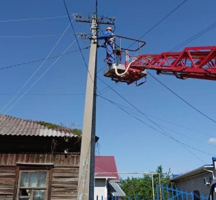 Сотрудники МБУ «Энгельсгорсвет» продолжают работы по обслуживаю светофоров и уличных фонарей