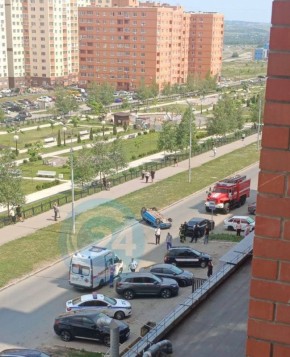 В Солнечном-2 в Саратове перевернулась машина, сообщает подписчик