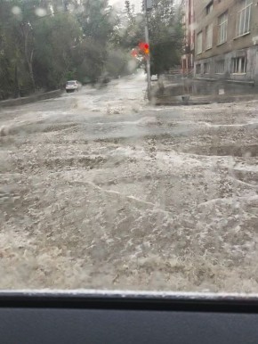 В Саратове во время дождя затопило улицы!