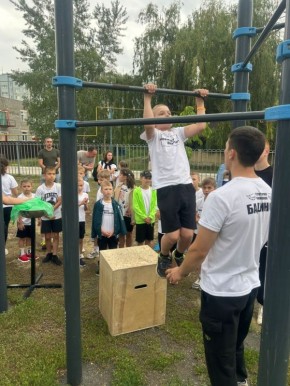 Прямо сейчас на площадке для занятий воркаутом (ул
