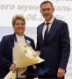 Поздравил директора СОШ №33 имени П.А. Столыпина Ларису Потрусову и выразил благодарность за многолетний труд в системе образования