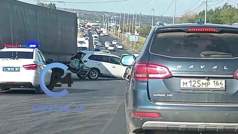 Легковушка влетела в фуру на Усть-Курдюмской