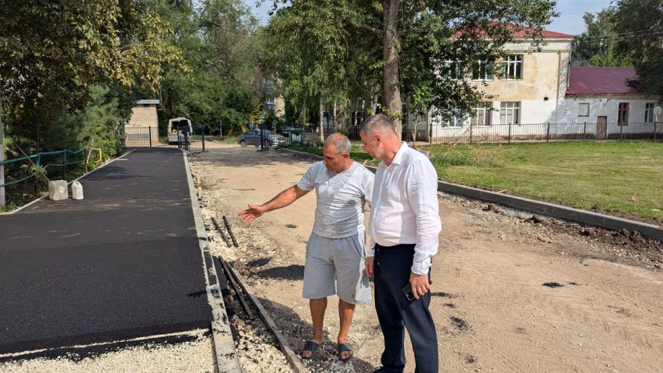 В школе №2 начали асфальтировать территорию