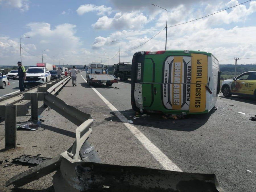 Шесть человек пострадали при опрокидывании микроавтобуса в Гагаринском районе