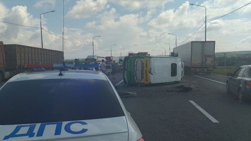 Под Саратовом перевернулся автобус с пассажирами