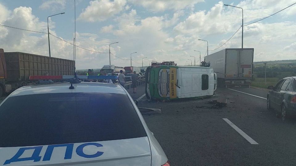 На выезде из Саратова перевернулся автобус: предварительно, пострадали 6 человек
