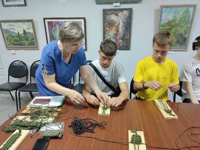 Студенты-волонтеры Саратовского колледжа изготовили тактические браслеты для участников СВО