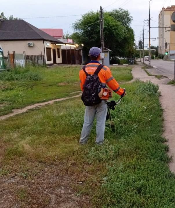 Работы по покосу зеленых зон города проводятся в усиленном режиме