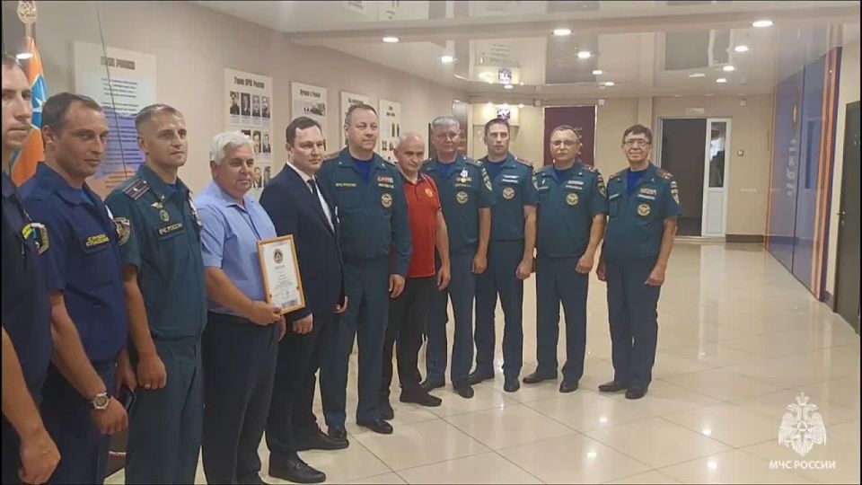 Саратовских пожарных и спасателей наградили медалями &quot;За содействие&quot;