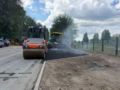 У парка «Центральный» со стороны проезда Энергетиков начали асфальтировать парковочные карманы