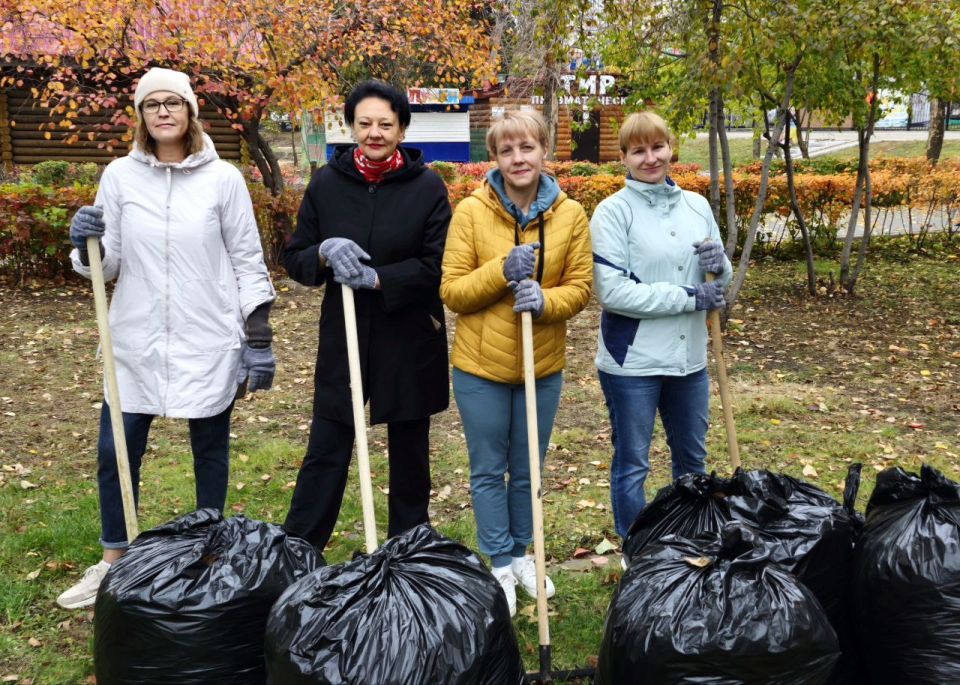 Сотрудники аппарата Собрания депутатов Энгельсского муниципального района приняли участие в осеннем субботнике!
