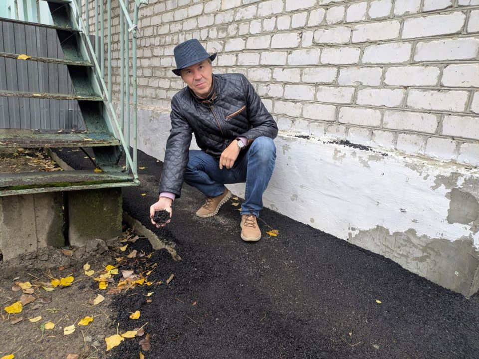 Асфальт в школах и детсадах Сенного рассыпается в руках