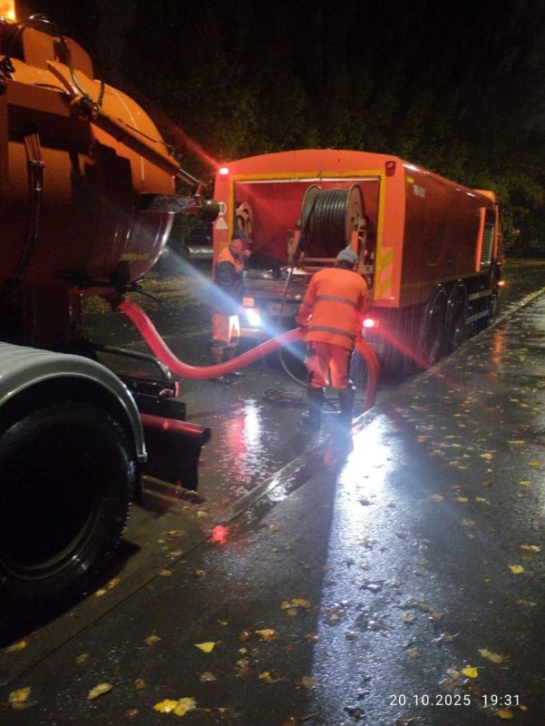 После продолжительного дождя в городе откачивают воду с затопленных участков