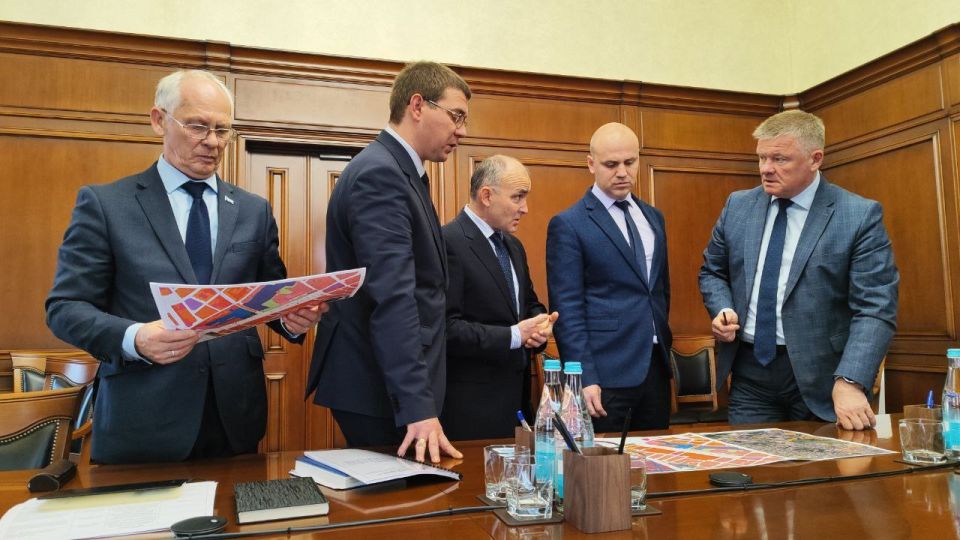 Через Славянскую площадь города проходят свыше 40 маршрутов общественного транспорта