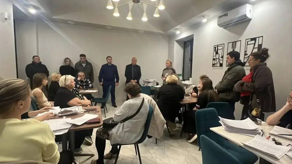 Представители администрации и прокуратуры проводят встречи с жителями эвакуированных подъездов дома в Заводском районе, где произошло обрушение части стены