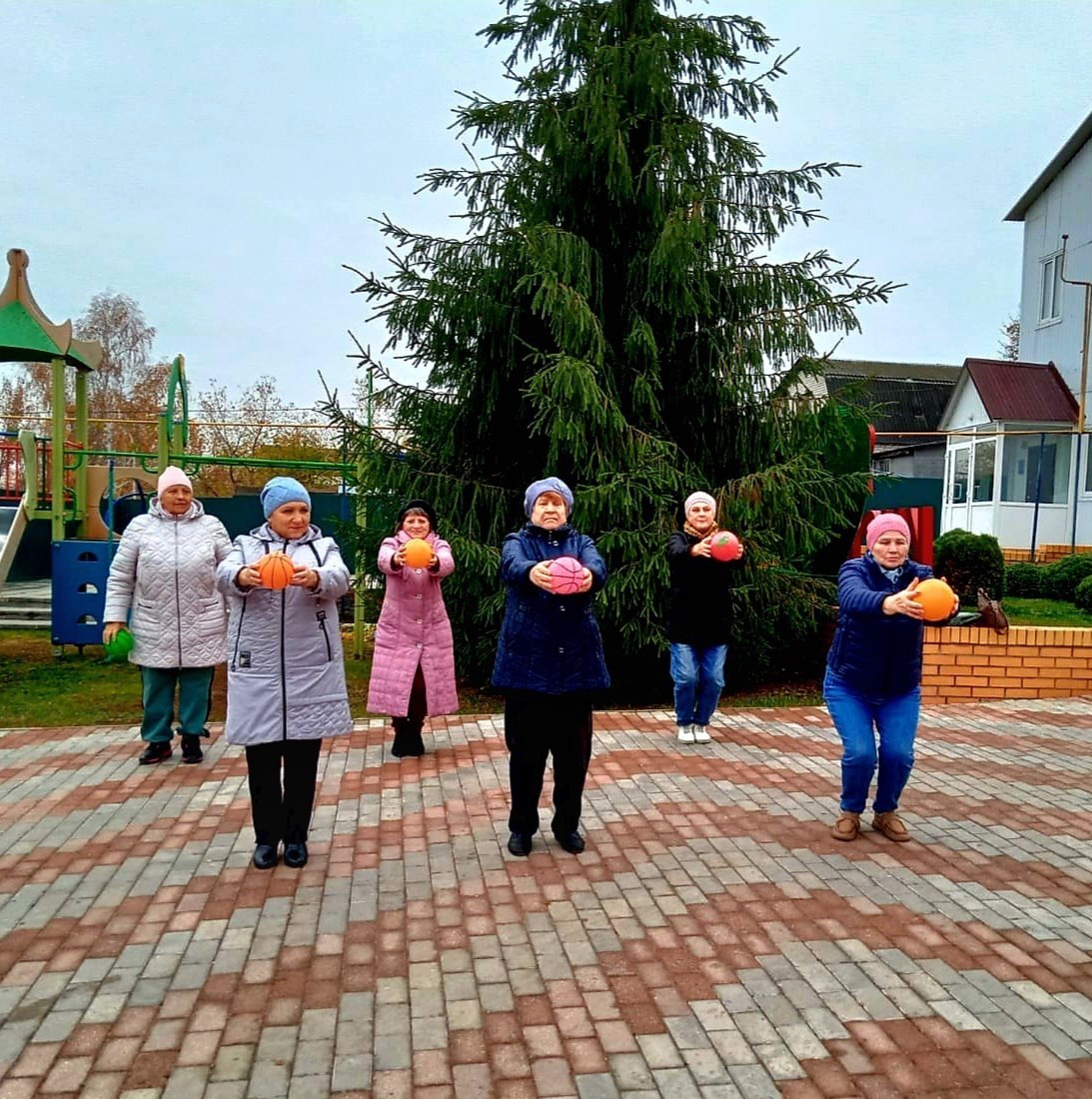 В Базарно-Карабулакском районе для старших утро начинается с бодрящей разминки