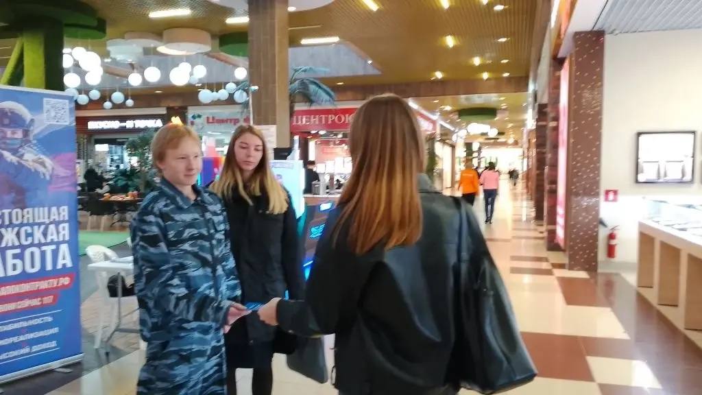 В Саратове полицейские и Юные друзья полиции провели мероприятие в рамках акции #СообщиГдеТоргуютСмертью В Саратове полицейские и Юные друзья полиции провели мероприятие в рамках акции #СообщиГдеТоргуютСмертью