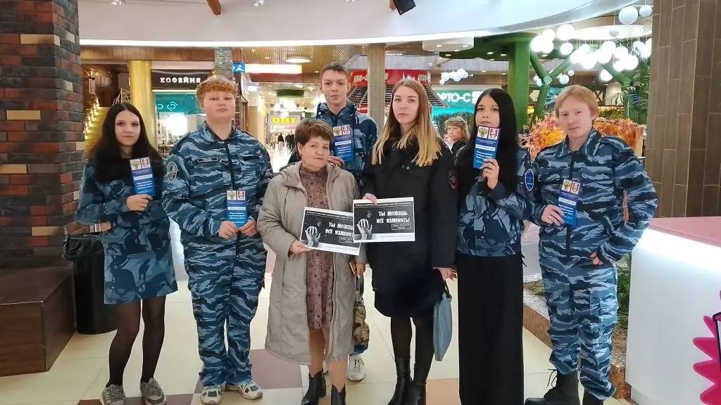 В Саратове полицейские и Юные друзья полиции провели мероприятие в рамках акции #СообщиГдеТоргуютСмертью