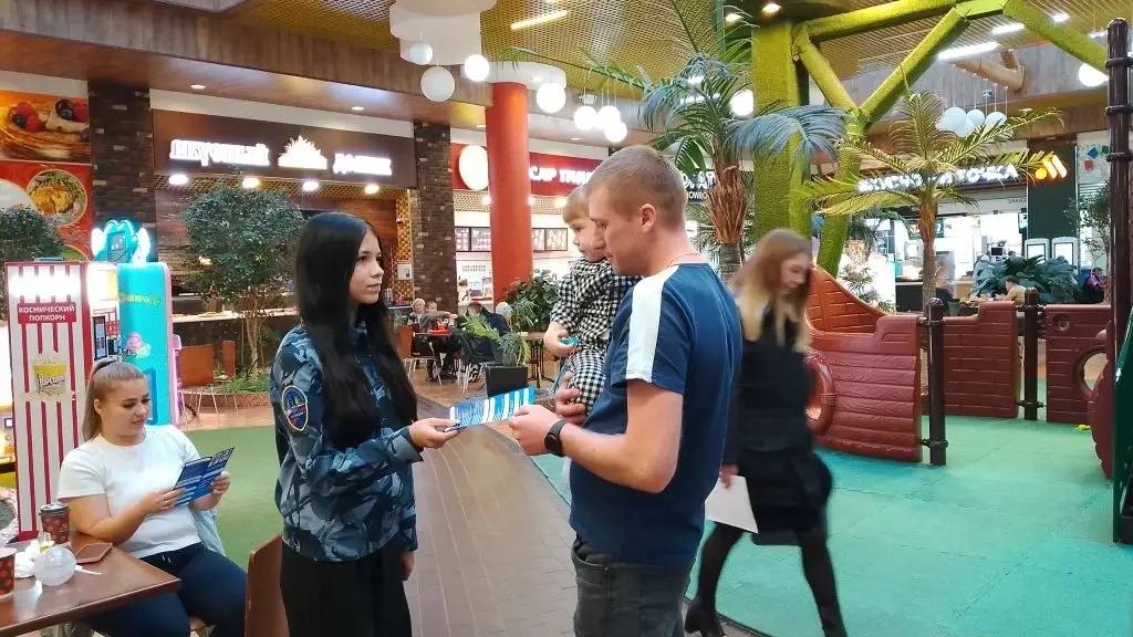 В Саратове полицейские и Юные друзья полиции провели мероприятие в рамках акции #СообщиГдеТоргуютСмертью В Саратове полицейские и Юные друзья полиции провели мероприятие в рамках акции #СообщиГдеТоргуютСмертью